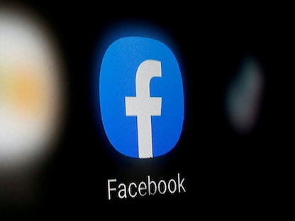 تطبيق فيسبوك على شاشة أحد الهواتف الذكية - REUTERS
