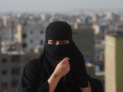 في هذه الصورة التي التقطت في 9 مارس 2022 ، مغنية الراب الباكستانية إيفا بي تتحدث خلال مقابلة مع وكالة "فرانس برس" على سطح مبنى في منطقة لياري في كراتشي - AFP