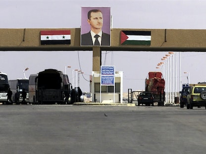 سيارات وحافلات تصطف عند معبر التنف على الحدود بين العراق وسوريا - 20 مارس 2003. - REUTERS