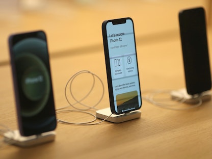 هواتف "iPhone 12" في أحد متاجر "أبل". - REUTERS