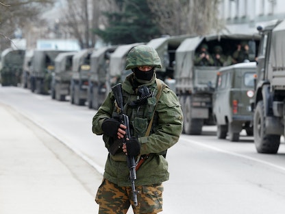 جنود روس بالقرب من مركز لحرس الحدود الأوكراني ببلدة بالاكلافا في القرم  - REUTERS