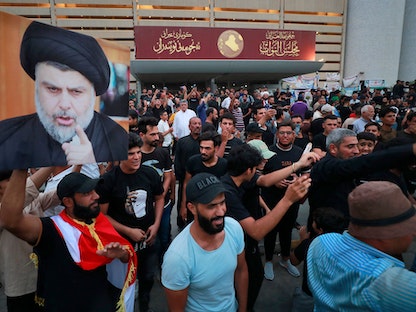 متظاهرون أغلبهم من أنصار التيار الصدري أمام مقر البرلمان بالمنطقة الخضراء في بغداد. 16 أغسطس 2022 - AFP