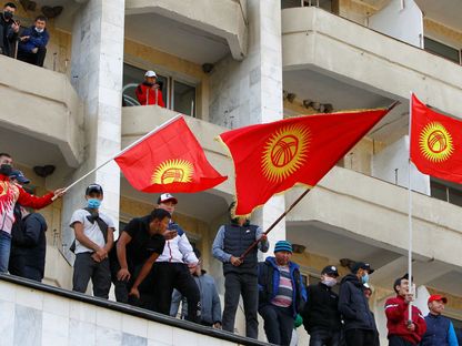 أنصار لرئيس الحكومة القرغيزية صدر جباروف يتظاهرون في العاصمة بيشكيك، 15 أكتوبر 2020 - REUTERS
