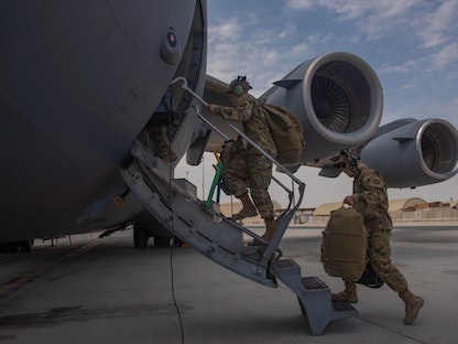 عناصر أميركية تصعد على متن طائرة C-17 للمساعدة في عمليات الانسحاب من أفغانستان - @grandslamwing