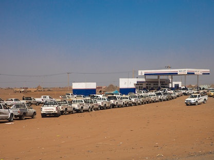 سيارات تصطف أمام إحدى محطات الوقود في ولاية كسلا بالسودان - 2 يناير 2019 - Getty Images