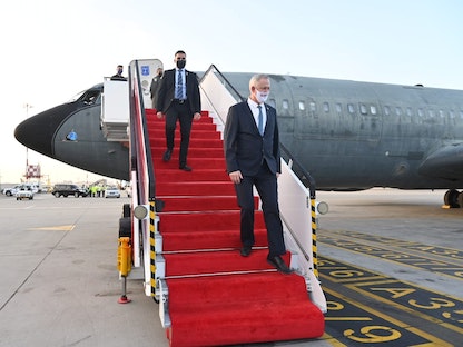 وزير الدفاع الإسرائيلي بيني جانتس خلال وصوله إلى العاصمة البحرينية المنامة- 2 فبراير 2022 - twitter/gantzbe