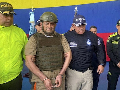عناصر من الشرطة الوطنية الكولومبية يرافقون دايرو أنطونيو أوسوغا الشهير باسم "أوتونييل" أخطر مهرّب للمخدّرات بالبلاد- 4 مايو 2022 - AFP
