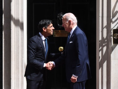 رئيس وزراء البريطاني ريشي سوناك يستقبل الرئيس الأميركي جو بايدن قبل اجتماعهما في داونينج ستريت بلندن. 10 يوليو 2023 - Bloomberg