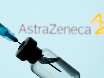 شعار شركة "أسترازينيكا" للأدوية التي طورت لقاحاً مضاداً لفيروس كورونا - REUTERS