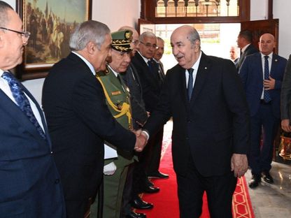 الرئيس الجزائري عبد المجيد تبون (يمين) يصافح رئيس الحكومة الجديد نذير العرباوي. الجزائر . 6 نوفمبر 2023 - facebook/AlgerianPresidency