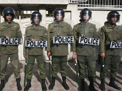 عناصر من الشرطة الإيرانية أمام إحدى السفارات خلال احتجاجات في العاصمة طهران- 15 فبراير 2015 - REUTERS