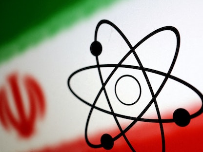 صورة تعبيرية للعلم الإيراني ورمز التفاعلات النووية  - REUTERS