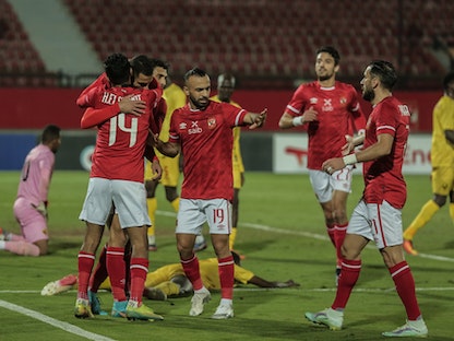 لاعبو الأهلي يحتفلون بعد تسجيلهم هدفاً في شباك المريخ - TWITTER/@AlAhly