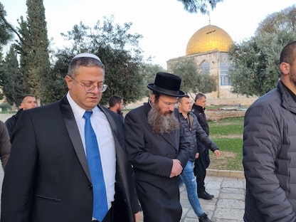 وزير الأمن الداخلي الإسرائيلي إيتمار بن جفير يتجول في محيط المسجد الأقصى وسط حراسه. 3 يناير 2023 - Twitter@itamarbengvir