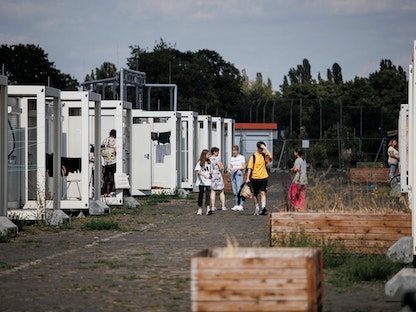 مهاجرون يتجمعون في مخيم للاجئين بمطار تمبلهوف السابق في العاصمة الألمانية برلين. 8 أغسطس 2022 - AFP