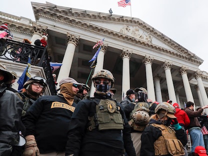 عناصر من حركة "أوث كيبرز" وسط أنصار لترمب أمام مبنى الكابيتول في واشنطن، 6 يناير 2021 - REUTERS