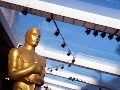 تمثال كبير لجائزة الأوسكار بمدخل مسرح دولبي في لوس أنجلوس، حيث يقام حفل توزيع الجوائز - AFP