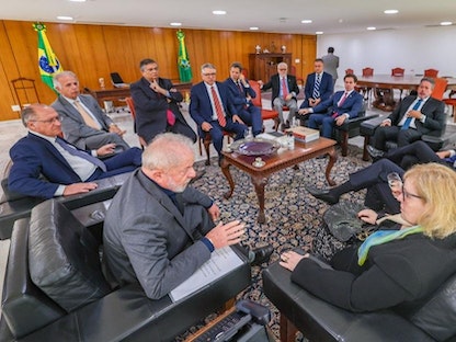 الرئيس البرازيلي لولا دا سيلفا خلال اجتماع بمسؤولين بقصر "بلانالتو" في برازيليا. 9 يناير 2023. - Twitter@LulaOficial
