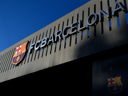 شعار نادي برشلونة على إحدى جدران الجهة الخارجية لملعب كامب نو - AFP