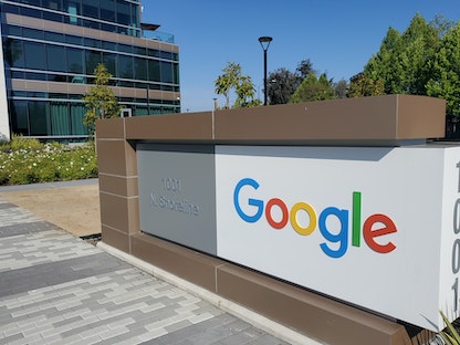 لوحة تحمل اسم "غوغل" في محيط مقر الشركة في ماونتن فيو، كاليفورنيا - REUTERS