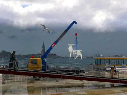 "غزال أوريغامي" من خطوط المواجهة مع روسيا إلى بينالي البندقية