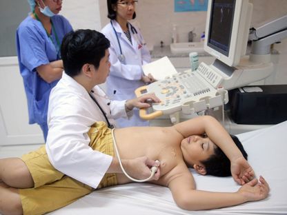طفل يخضع لفحص القلب بالموجات الصوتية في معهد القلب بمدينة هو تشي منه جنوب شرق فيتنام. 26 يوليو 2017 - AFP