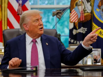 الرئيس الأميركي دونالد ترمب يتحدث مع وسائل الإعلام في المكتب البيضاوي بالبيت الأبيض في واشنطن العاصمة. 5 سبتمبر 2025 - Reuters