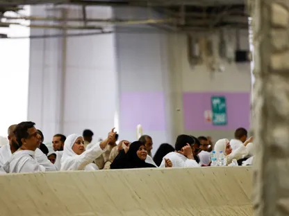 الحجاج يرمون الجمرات في أول أيام التشريق