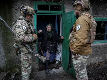 إجلاء سيدة أوكرانية من بلدة دوبروبيليا الواقعة على خط المواجهة في منطقة دونيتسك أوكرانيا. 9 ديسمبر 2025 - REUTERS - Reuters