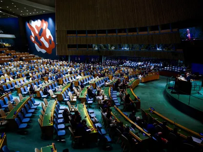 رئيس الوزراء الإسرائيلي بنيامين نتنياهو يتحدث في قاعة شبه خالية بعد انسحاب وفود أغلب الدول من قاعة الجمعية العامة للأمم المتحدة. 26 سبتمبر 2025 - REUTERS
