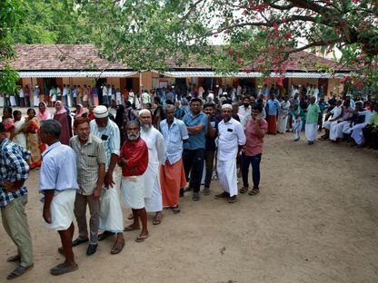 ناخبون ينتظرون للإدلاء بأصواتهم في مركز اقتراع في قرية إيرامالور بولاية كيرالا جنوبي الهند. 26 أبريل 2024 - REUTERS