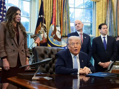 الرئيس الأميركي دونالد ترمب أثناء اجتماعه مع فريق عمل البيت الأبيض المعني بكأس العالم لكرة القدم 2026 في في واشنطن. 17 نوفمبر 2025 - Reuters