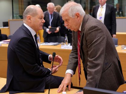 المستشار الألماني أولاف شولتز يتحدث مع مسؤول السياسة الخارجية لدى الاتحاد الأوروبي جوزيب بوريل خلال قمة الاتحاد الأوروبي - آسيان في مقر المجلس الأوروبي. بروكسل، بلجيكا. 14 ديسمبر 2022 - AFP