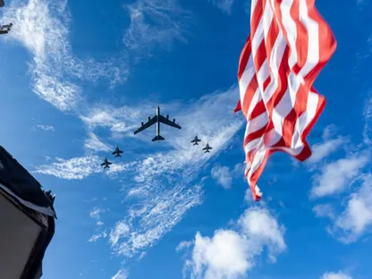 مقاتلات أميركية مع القاذفة B-52 تحلقان فوق مجموعة حاملة الطائرات "جيرالد ر. فورد" في المحيط الأطلسي. 13 نوفمبر 2025 - Reuters