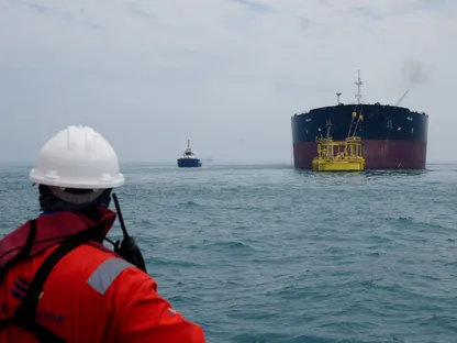 بعد إغلاق مضيق هرمز.. مئات السفن ونحو 20 ألف بحار عالقون في مياه الخليج