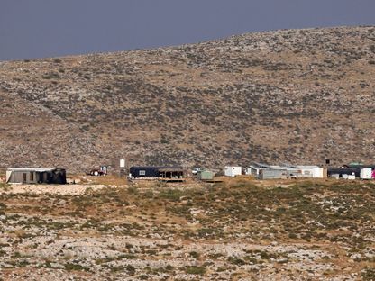 بؤرة استيطانية إسرائيلية تقف على قمة تل بالقرب من قرية دير جرير الفلسطينية شرق مدينة رام الله بالضفة الغربية المحتلة، 25 أبريل 2024 - AFP