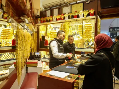 الذهب يرتفع أكثر من 1% مع تزايد الطلب على الملاذات الآمنة