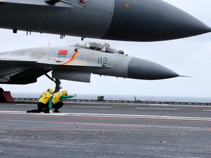 مقاتلات J-15 فوق حاملة الطائرات الصينية لياونينج في منطقة بحر الصين الجنوبي. 2 يناير 2017 - Reuters