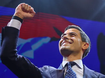 زعيم حزب الديمقراطيين (D66) روب يتن يشير بيده أثناء مخاطبته لأنصاره عقب صدور استطلاع الخروج والنتائج الأولية للانتخابات البرلمانية الهولندية في مدينة لايدن، هولندا. 29 أكتوبر 2025. - Reuters