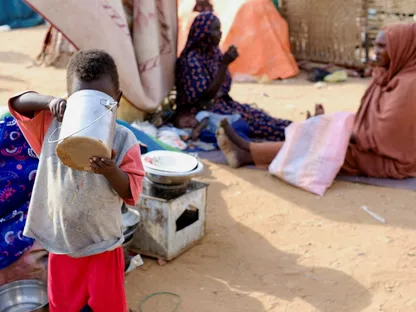 طفل نازح يشرب الماء في مخيم بمدينة الدبّة في السودان 3 نوفمبر 2025 - Reuters
