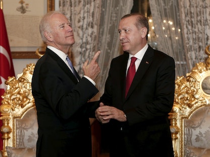 الرئيس الأميركي جو بايدن (نائب الرئيس آنذاك) ونظيره التركي رجب طيب أردوغان يتحدثان بعد اجتماعهما في إسطنبول - 23 يناير 2016 - REUTERS