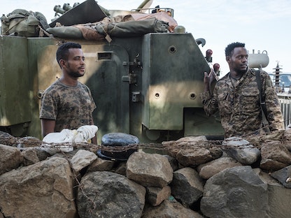جنود إثيوبيون أمام مدخل الكتيبة الخامسة التابعة للقيادة الشمالية للجيش الإثيوبي قرب إقليم تيغراي - 25 نوفمبر 2020 - AFP