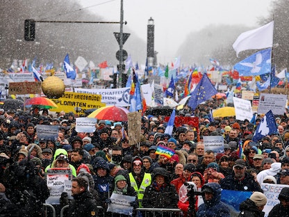 احتجاجات رافضة لتسليم الأسلحة إلى أوكرانيا في العاصمة الألمانية برلين. 25 فبراير 2023 - REUTERS