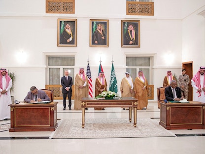 وزير الخارجية السعودي الأمير فيصل بن فرحان خلال توقيع ممثلي الجيش السوداني وقوات الدعم السريع إعلان الهدنة الإنسانية الجديدة، جدة، السعودية، 20 مايو 2023 - via REUTERS