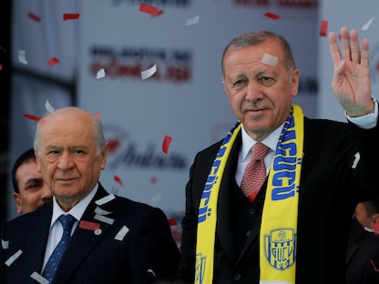 الرئيس التركي أردوغان وزعيم حزب الحركة القومية بهجلي يستقبلان أنصارهما خلال تجمع انتخابي في أنقرة، 23 مارس 2019 - REUTERS