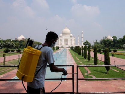 تعقيم مبنى تاج محل في الهند - REUTERS