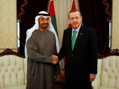 ولي عهد أبوظبي الشيخ محمد بن زايد يصافح رجب طيب أردوغان عندما كان رئيساً للوزراء، قبل اجتماع عام 2012 في أنقرة. - REUTERS