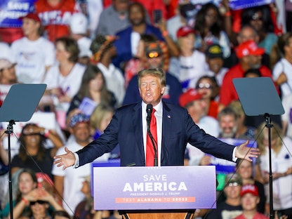 الرئيس الأميركي السابق دونالد ترمب خلال تجمع لأنصاره في ولاية ألاباما، 22 أغسطس 2021 - REUTERS