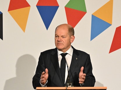 المستشار الألماني أولاف شولتز خلال مؤتمر صحافي عقب قمة غير رسمية للاتحاد الأوروبي، براج، التشيك- 7 أكتوبر 2022. - AFP