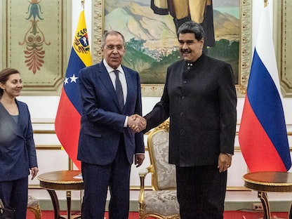 الرئيس الفنزويلي نيكولاس مادورو مع وزير الخارجية الروسي سيرجي لافروف خلال اجتماع في كاراكاس. 18 أبريل 2023 - Bloomberg